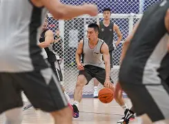  这也行？今晚深圳男篮备战足总杯清晨埃因霍温远射贴柱，尼斯扳平良机